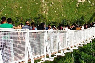 برپایی نماز ظهر در فضای سبز دانشکده پرستاری و مامایی دانشگاه
