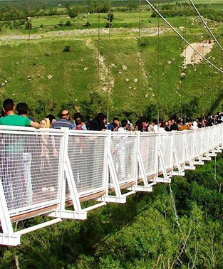 برپایی نماز ظهر در فضای سبز دانشکده پرستاری و مامایی دانشگاه